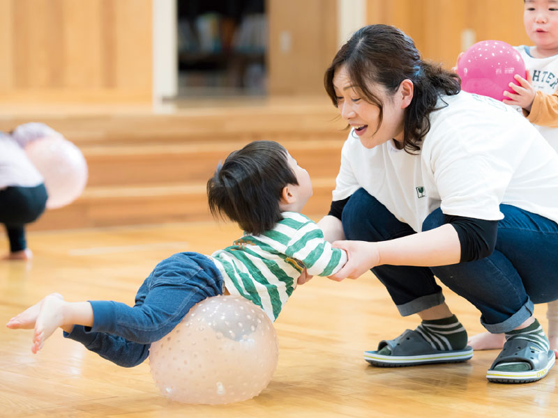 優しい先生がいっしょに遊んでくれるよ